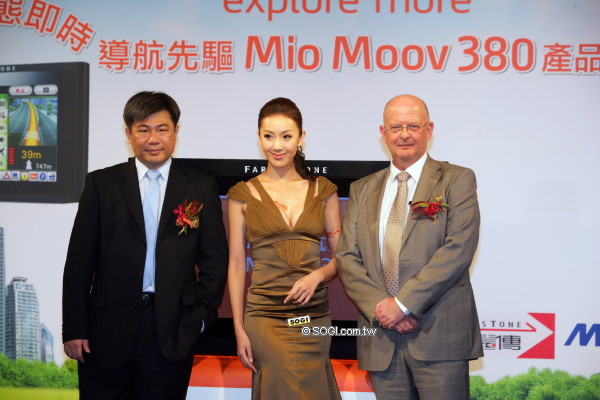 Mio代言人隋棠（中）