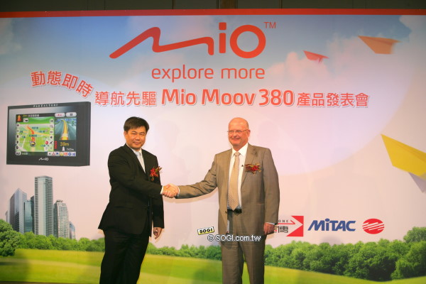 神達電腦資深副總經理暨Mio總經理王聖慜（左） 、遠傳電信副董事長暨總經理楊麟昇（右）
