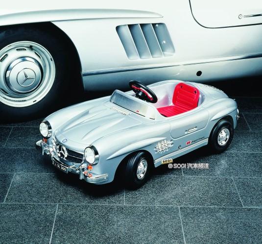 「Mercedes-Benz 300 SL兒童電動車」 家中小寶貝最回味無窮的童年 在歲末年終之際,台灣賓士貼心準備別緻精品,傳遞對家裡小寶貝的疼愛!即日起至2009年農曆春節前,台灣賓士推出NT$25,000元(原價NT$36,880元)優惠價,讓小寶貝開心擁有「Mercedes-Benz 300 SL兒童電動車」,度過最難忘的新年假期與回味無窮的精采童年。Mercedes-Benz 300 SL是Mercedes-Benz旗下車系裡無可取代的光榮傳奇,不但在50年代讓Mercedes-Benz拿下兩