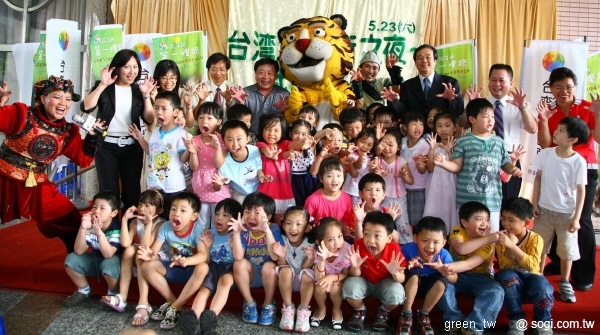 台灣大藝術之夜松武松打虎--高縣副縣長葉南銘(後右3)台灣大寬頻許 芝蘭協理(後左2)