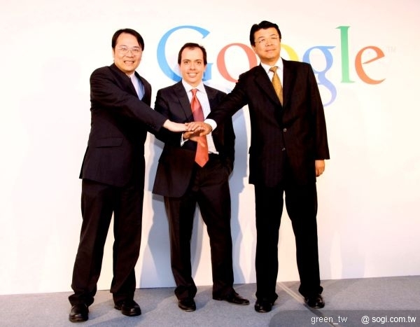Google與你一起行動記者會照片 右劉允  博士  Google 全球副總裁  負責大中華區業務 中Daniel Alegre  Google 全球副總裁  負責亞太區業務 
