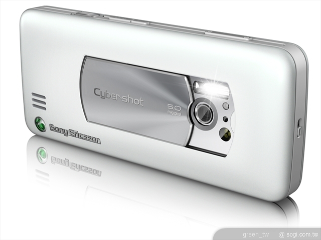 內建的氙氣閃光燈的輔助，可拍出比擬實物清晰度與亮度的逼真影像，臉部追蹤偵測功能可以拍出超完美的團體照