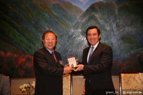 工程獎章得主廖慶隆與馬總統合影