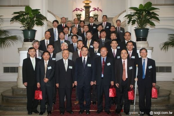 各類工程獎章得主與理事長合影