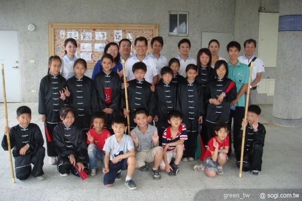 LG電子志 工們與武術表演的小朋友們合影留念