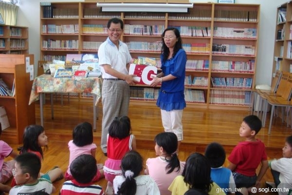 LG電子白明源董事長代表致贈募捐書籍給崑山國小校長
