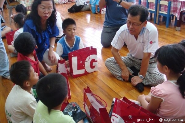 LG電子白明源董事長與小朋友親切互動