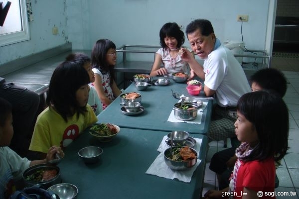 LG電子白明源董事長與小朋友共進午餐