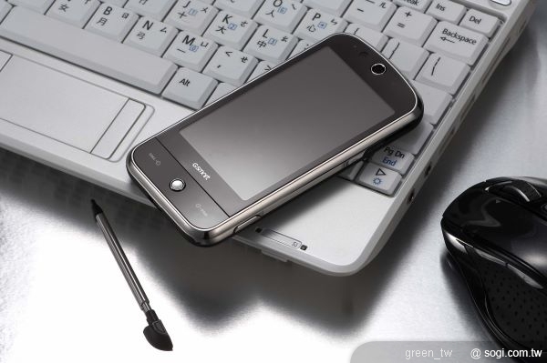 GSmart S1200流暢圓滑的線條、搭配厚度幾近1.1公分的超薄機身,呈現簡約時尚風格。沉穩神祕的黑色機身、嵌入耀眼經典的亮色金屬框架,俐落的全平面晶透鏡面