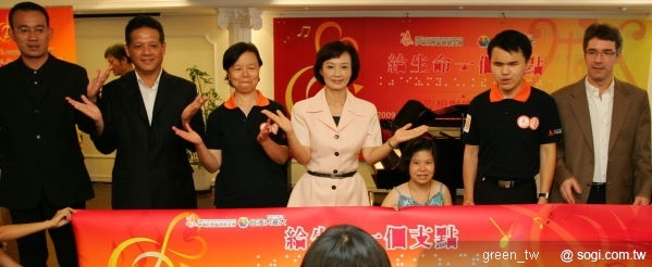 台灣大哥大公共事務處處長阮淑祥表示，哲誠、喜芽克服身體障礙，在音樂上綻放出璀璨光芒，是所有身障者最佳的鼓舞。
