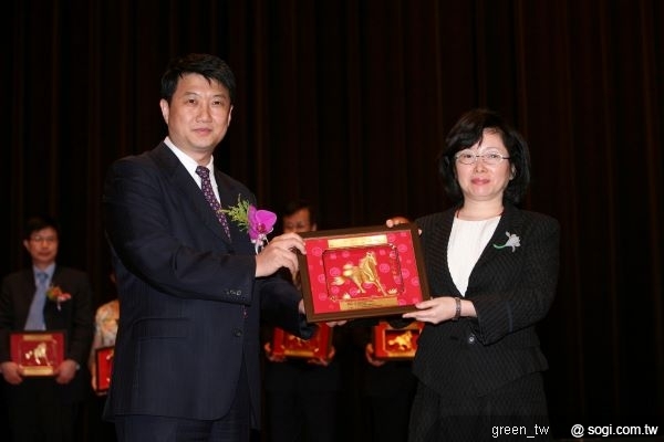 台灣大哥大副總經理俞若奚代表獲獎時指出：「『資訊揭露評鑑』提供一個很好的系統化評量，讓受評公司能藉由各項強制性或自願性揭露的指標