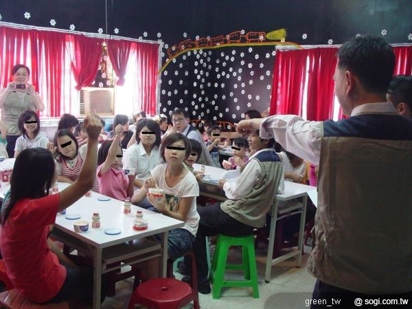 透過「LG環保小學堂」互動遊戲傳遞並教導綠能生活的好處與方法