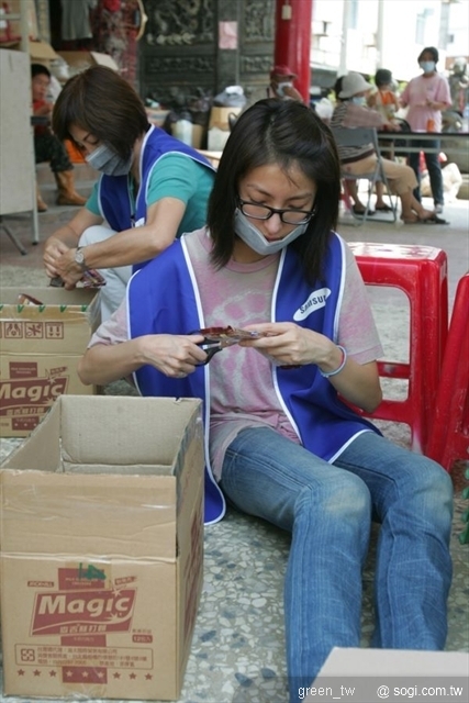 楊謹華與三星志工團 挺進屏東縣林邊鄉災區關懷災區孩童 並為民眾更換泡水手機