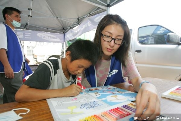 楊謹華與三星志工團 挺進屏東縣林邊鄉災區關懷災區孩童 並為民眾更換泡水手機
