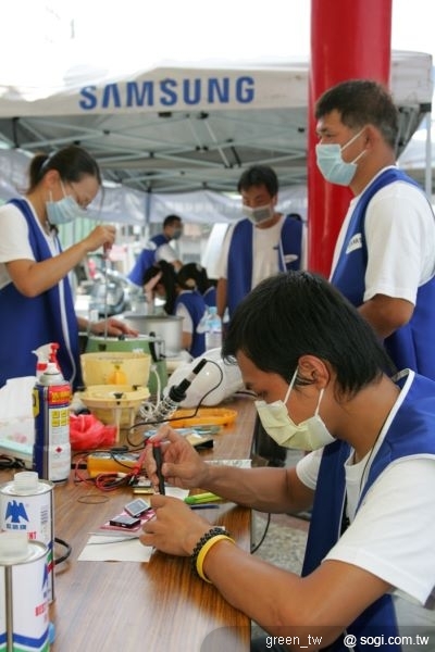 災民頻頻感謝三星電子贈送手機之貼心服務，現場楊謹華更與孩童互動，繪圖著色、說故事，並發送點心，現場洋溢溫暖氣氛，台灣三星電子志工團，希望社會全起持續關注災民真正需求。