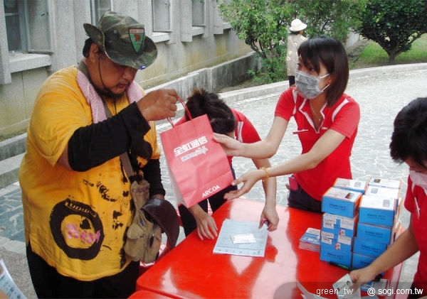 滿月關心不斷線！全虹前進災區送500台免費手機+預付卡