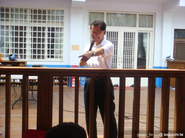 LG電子白明源董事長上台致 ，勉勵六龜育幼院童