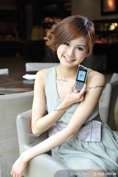 Naite J105 GreenHeart™ 手機將推出霧銀及冬紅兩種顏色，參考建議售價為6,500元