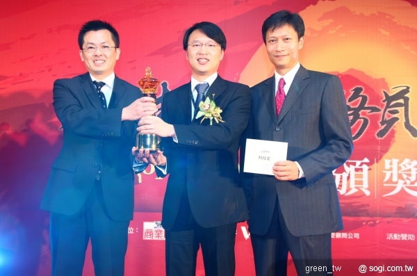 台灣大哥大李尚修勇奪科技業金獎。超級業務員大獎去年首度設置「科技業」組，即由台灣大哥大陳駿銘獲得金獎，今年科技業王者之王再度由台灣大哥大優秀業務員奪得。
