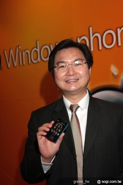 華碩電腦副總裁暨手持事業群總經理 林宗樑表示，「透過手機使用新版的 IE6 玩 facebook，看到朋友分享好吃好玩的餐廳或景點，透過 M20 click-and-go功能，馬上就可以進行導航，讓使用者可以隨時隨地、隨心所欲地運用科技來豐富生活。