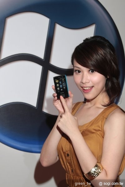 Garmin-Asus nüvifone M20最受人矚目的功能，就是結合專業導航技術的多樣化即時定位功能(Location-Based Service, LBS)，內建Garmin專業圖資擁有超過七萬筆興趣點