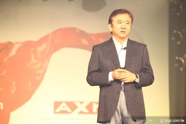 『Entertainment Unlimited』系列Satio、Aino、Yari三款頂級手機，亞太區最高主管石塚宏一先生(Hiro san) 親自為台灣消費者解說「Spread the Entertainment分享歡樂」的品牌概念