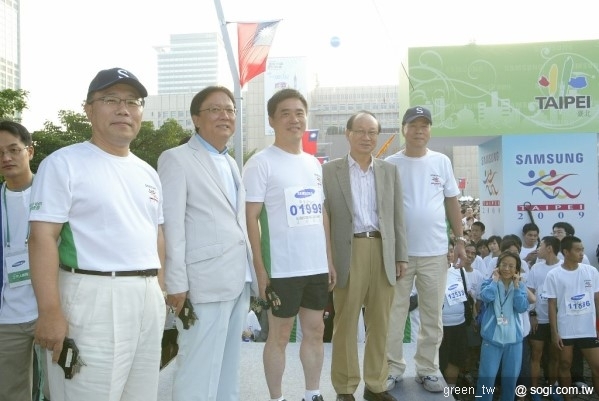 三星活力路跑，今年以「Go Green愛．綠跑」為主題，於今日上午7點於台北市政府府前廣場開跑，現場並邀請到三星電子大中華區社長朴根熙與台北市大家長郝龍斌一同鳴槍開跑，