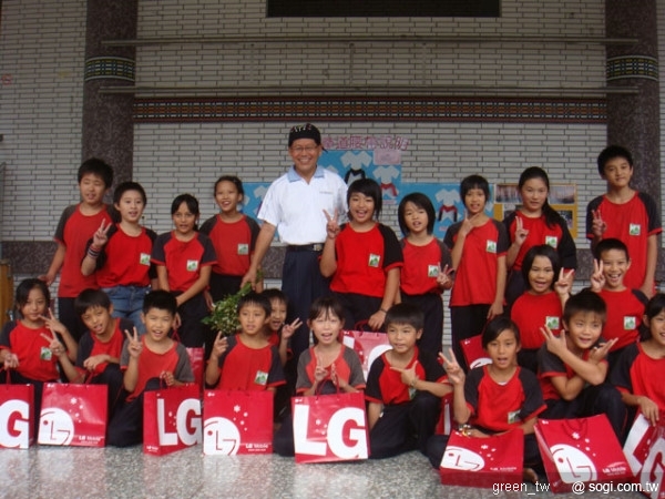 LG電子白明源董事長致贈小禮品給小朋友