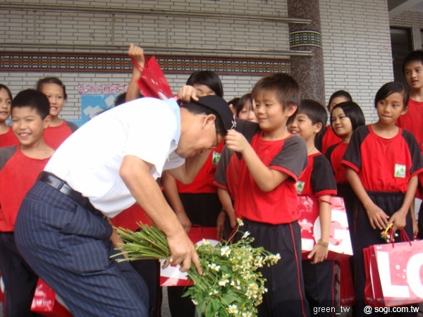 達觀國小小朋友為LG電子白明源董事長戴上原住民帽子
