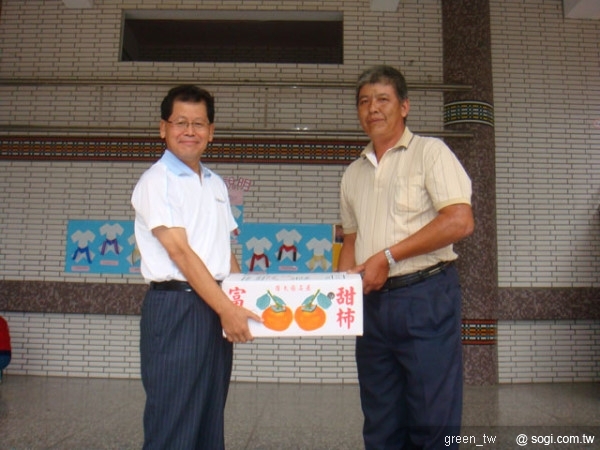 達觀國小致贈當地名產給LG電子白明源董事長