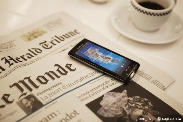  XPERIA™ X10 即將於 2010 年第一季推出，備有知性黑與珠光白兩種顏色可供選擇。