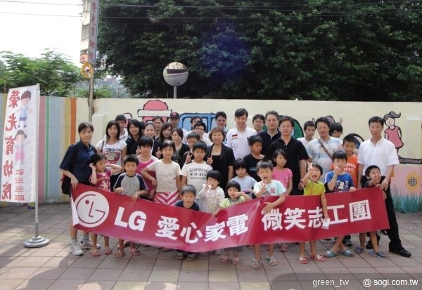 LG微笑志工團第八場愛心巡迴活動來到榮光育幼院，與院區幼童共度一個充滿籃球競技歡呼聲與笑聲的美好早晨