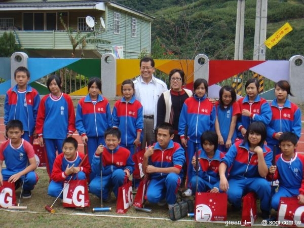 LG電子台灣區的大家長白明源董事長，帶領員工到訪的新竹縣梅花國小，全校約100名學童，也是LG電子長期贊助的國小