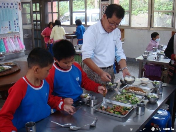 LG電子白明源董事長為小朋友準備營養午餐