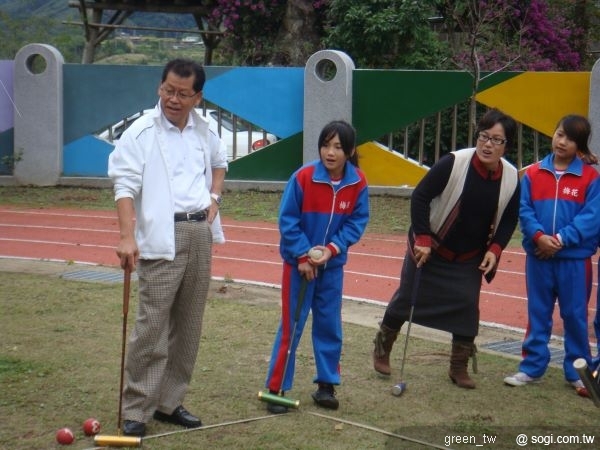 一日志工活動中，新竹縣梅花國小的小朋友陪同LG電子全體員工一起打槌球，進行互動