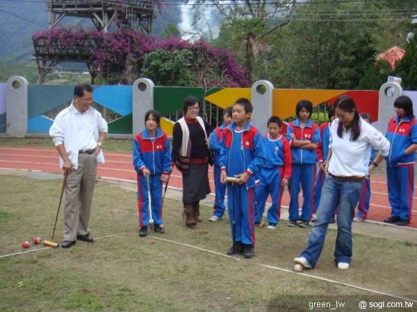 消費者購買一支LG手機，LG就捐出10元贊助偏遠地區小學營養午餐及學雜費，補助範圍包括有35所偏遠地區小學、833位學童
