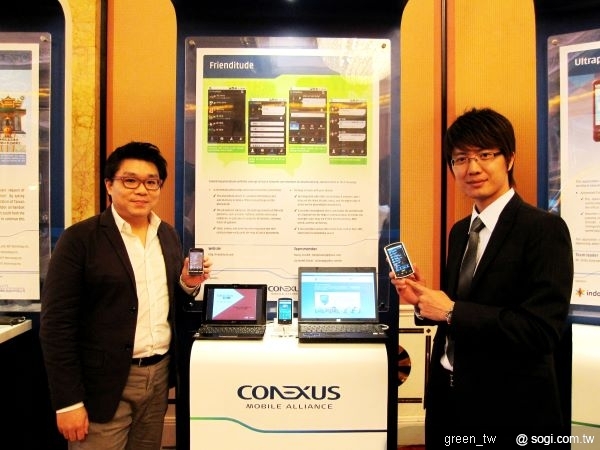 索驥創意團隊於亞洲區軟體研發成果展中展示「Frienditude」(由左至右：曾友志創辦人、劉學銓工程師)