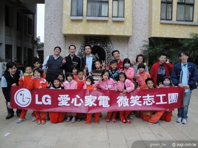 009年第九場愛心巡迴活動抵達新竹寶山鄉的德蘭兒童中心，除捐贈資訊產品外，更協助院方妥善安裝電腦螢幕、DVD 放影機等資訊產品，讓小朋友得以輕鬆學習電腦技能，有效縮短數位落差。
