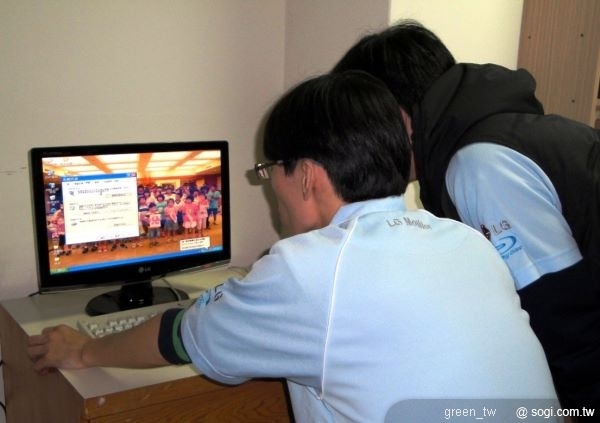 LG資訊產品營業部同仁細心調教螢幕解析度，期盼帶給小朋友更美好的新視界