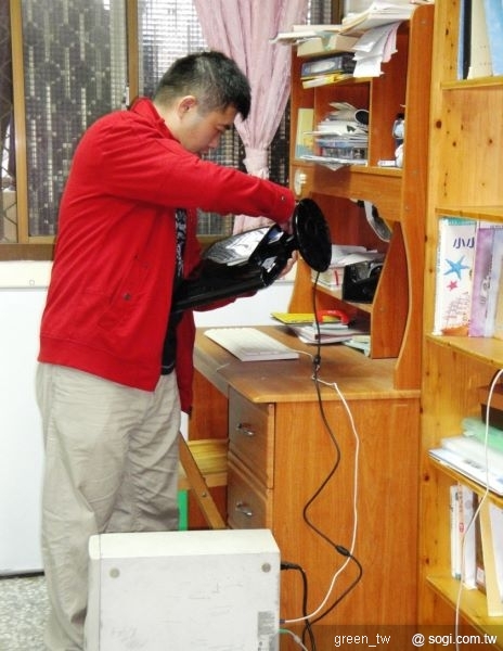 LG資訊產品營業部同仁仔細安裝每一台電腦螢幕，為更完善的學習環境把關