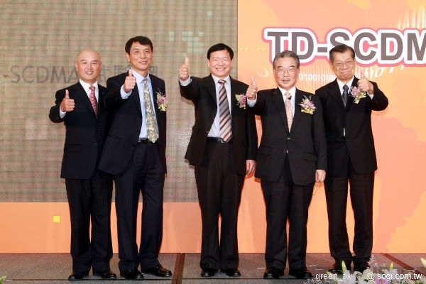 由左至右分別為TD產業聯盟 秘書長 楊驊、中國移動通信集團公司 副總裁 薛濤海、海峽兩岸信息產業技術標準論壇大陸代表團 團長-中國電子工業標準化技術協會 名譽理事長 暨 中國通信標準化協會名譽理事長 婁勤儉、金仁寶集團董事長暨華聚產業共同標準推動基金會 副董事長 許勝雄、威寶電信總經理 張豊雄