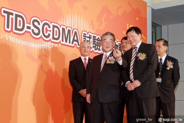 威寶電信董事長 許勝雄透過TD-SCDMA手機向婁勤儉先生展示威寶3G WCDMA系統下的加值服務「3G手機看大貓熊」服務