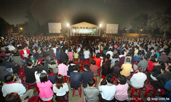 Taiwan Connection是胡乃元號召海內外華裔傑出音樂家於2004年成立，期望藉此推廣音樂與教育。參與Taiwan Connection的音樂家多半來自台灣