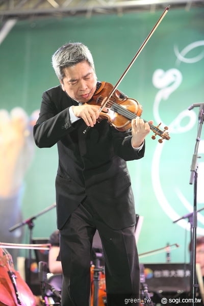 欣賞小提琴大師胡乃元與TC室內樂團足足120分鐘的精采演奏，包含「海頓︰G大調第九十四號交響曲＜驚愕＞」、「莫札特：G小調第四十號交響曲，作品550」、「貝多芬：D大調小提琴協奏曲，作品61」等等經典曲目