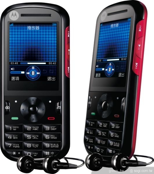 。MOTO W562內建200萬畫素照相功能、4倍數位變焦,照相錄影一手掌握,讓消費者輕鬆紀錄每個精采畫面,絕不錯過!搭載USB2.0傳輸模式並支援隨身碟模式,影音傳送更有效率,讓消費者隨時與親朋好友們分享值得紀念的時刻。