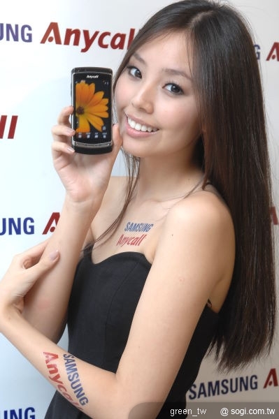 Samsung I8910 HD搭載8百萬畫素自動對焦數位相機，讓使用者用手機也能拍攝出不遜於數位相機的相片。除此之外，使用者能享受HSUPA 5.76Mbps及HSDPA 7.2Mbps的超高速網路存取