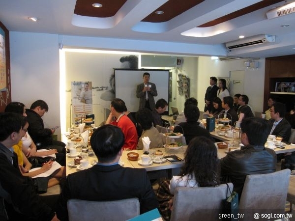 長達365天的產品保固，以及高達一億台幣的產品責任險。董事長劉福洲表示：「KINGMAX手機電池之所以能夠提供優於業界的售後服務