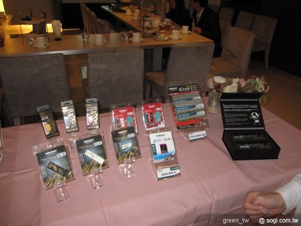 KINGMAX手機電池保證採用高品質的日本電芯，使用時間與電池壽命(電池衰竭現象)，都要比一般市售的無品牌或者中國電芯的電池有著更高的效能表現。