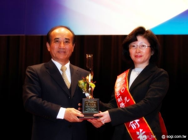 台灣大哥大俞若奚副總接受王金平副院長頒發國家傑出經理-財務經理獎