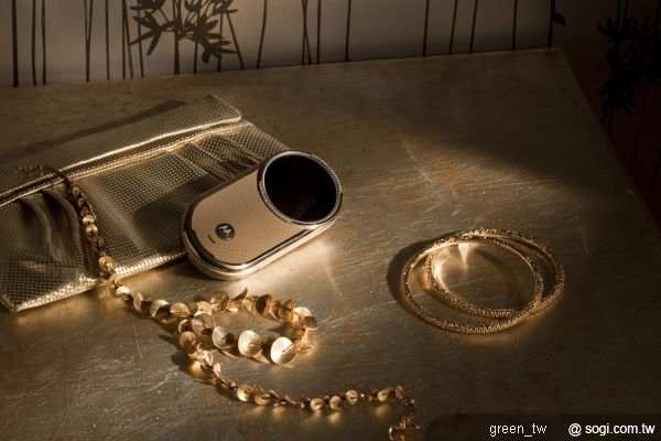 AURA™鑽石限量珍藏版以精湛的精密技術與完美的藝匠工藝, 悉心打造18K黃金的尊貴質感機身, 圓型液晶屏幕的弧形外框上下鑲滿30顆明亮型切割鑽石